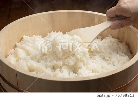 飯台に炊き立てのごはん 飯台に炊き立てのごはん 76799813