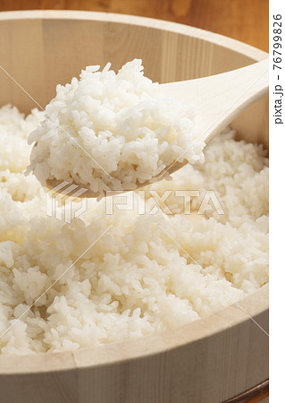 飯台に炊き立てのごはん 76799826