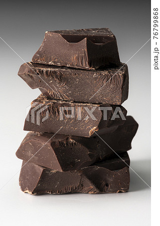 積み重ねたチョコレート　白バック 76799868