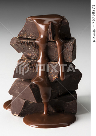 溶けたチョコレートをかける　白バック 76799871