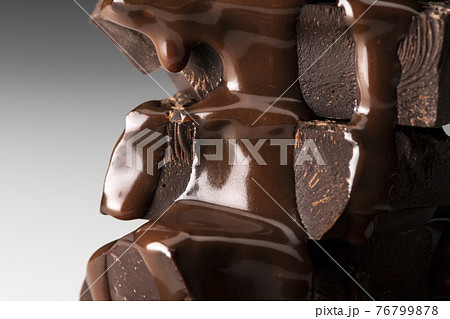 溶けたチョコレートをかける 白バック 溶けたチョコレートをかける 白バック 76799878