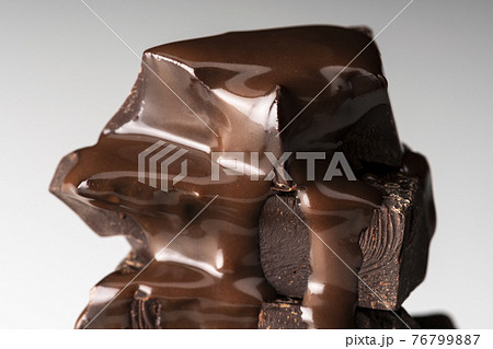 溶けたチョコレートをかける　白バック 76799887