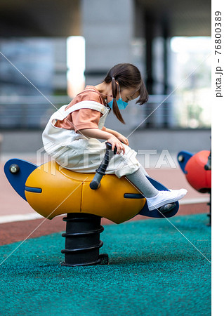 子供 マスク 少女 76800389