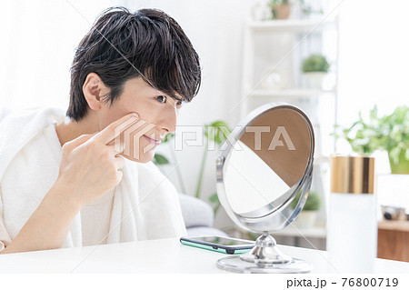 ビューティーイメージ　お風呂上りにくつろぐ若い男性 76800719