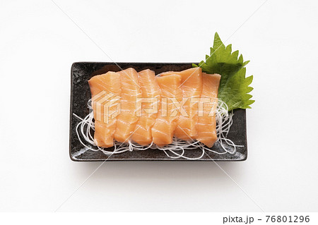 サーモンの刺身 76801296