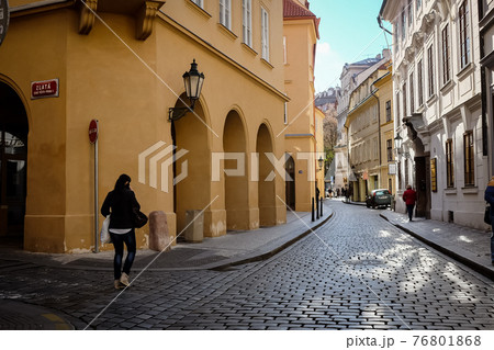 プラハ　石畳が続く道 76801868