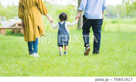公園　家族　レジャー　バナー 76801917