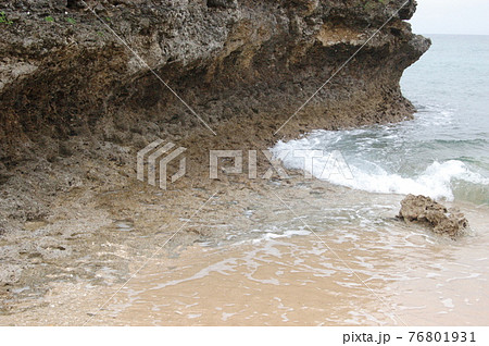 沖縄県読谷村・波に浸食された琉球石灰岩 沖縄県読谷村・波に浸食された琉球石灰岩 76801931