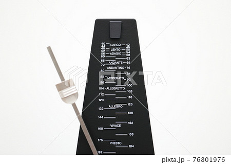 機械式メトロノームでテンポをチェックの写真素材 [76801976] - PIXTA