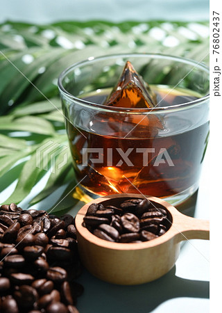 ボタニカルなアイスコーヒーとコーヒー豆 76802437