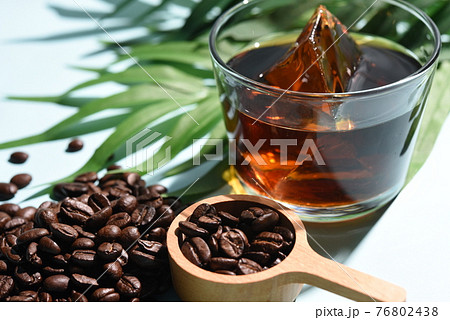 ボタニカルなアイスコーヒーとコーヒー豆 ボタニカルなアイスコーヒーとコーヒー豆 76802438