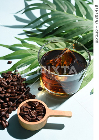 ボタニカルなアイスコーヒーとコーヒー豆 76802439