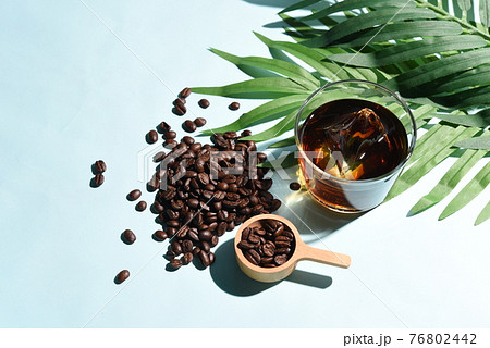 ボタニカルなアイスコーヒーとコーヒー豆 76802442