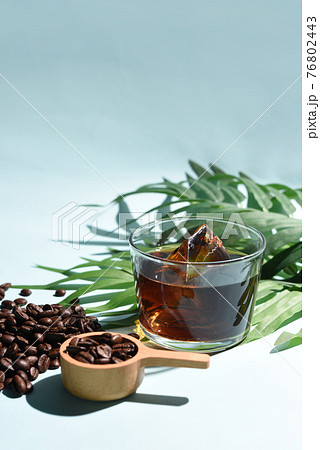 ボタニカルなアイスコーヒーとコーヒー豆 76802443