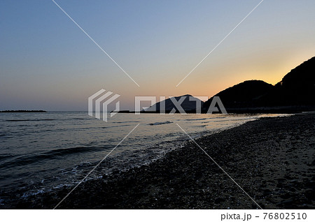 山口県防府市富海にある富海海水浴場から見た夕焼けの風景 76802510