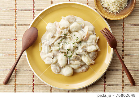 ニョッキ きのことベーコンのクリームソース 真俯瞰 ニョッキ きのことベーコンのクリームソース 真俯瞰 76802649