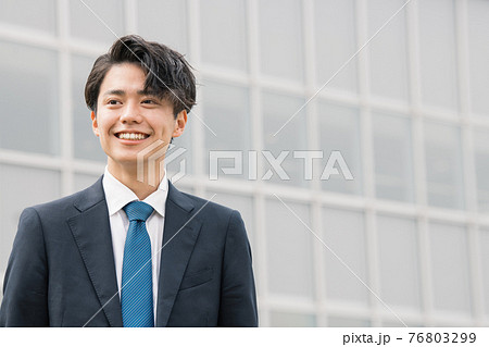 スーツの若い日本人男性 新入社員 就活イメージの写真素材