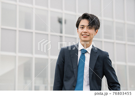 スーツの若い日本人男性 新入社員 就活イメージの写真素材