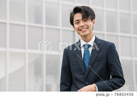 スーツの若い日本人男性・新入社員・就活イメージ 76803456