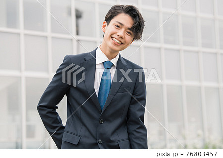 スーツの若い日本人男性 新入社員 就活イメージの写真素材
