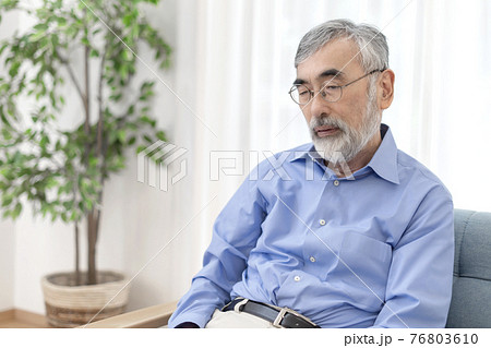 無気力なシニア男性 無気力なシニア男性 76803610