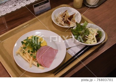 ビジネスホテルの朝食バイキング 76803701
