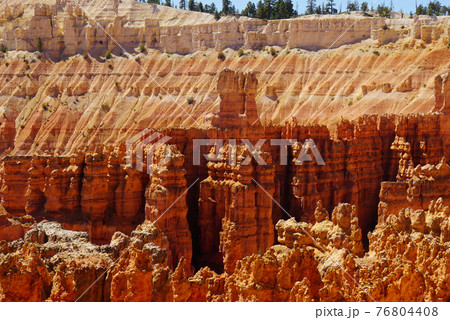 無数の岩の尖塔がそびえ立つ渓谷ブライスキャニオン国立公園の絶景 76804408