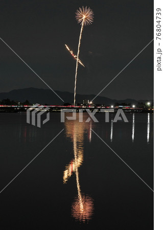 京都嵐山の花火 京都嵐山の花火 76804739