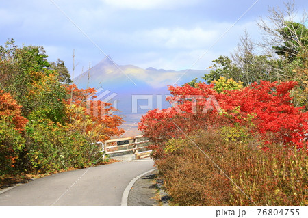 秋の大沼国定公園 虹のかかった紅葉の駒ヶ岳 秋の大沼国定公園 虹のかかった紅葉の駒ヶ岳 76804755