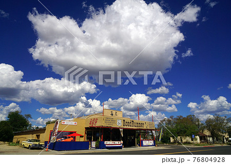 ルート66　大きな雲とレトロな店が爽やかな快晴のセリグマンの街 76804928