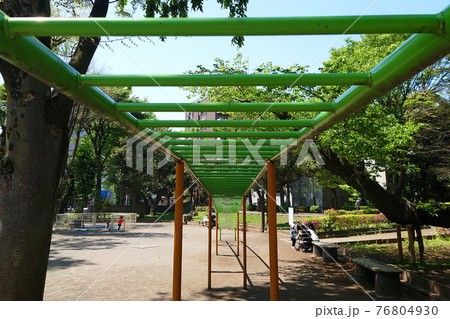 公園でよく見かけるぶら下がる運動用具「雲梯」 76804930