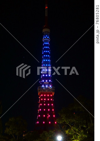 2015年フランス同時多発テロの追悼でフランス国旗のトリコロールカラーに染まった東京タワー 76805281