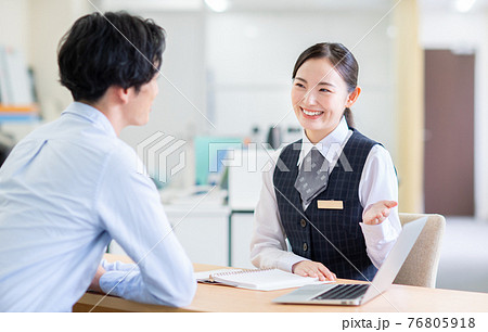 若い男性の相談を受けるビジネスウーマン 76805918