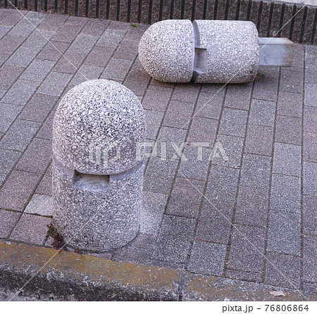 歩道上の抜去式車止めの使用時と一時抜去時 歩道上の抜去式車止めの使用時と一時抜去時 76806864