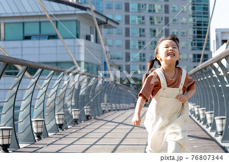 子供 ランニング 走り 76807344