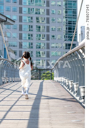 子供 ランニング 走り 76807345