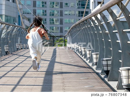 子供 ランニング 走り 76807348