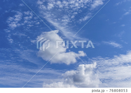 いわし雲と綿雲の空 いわし雲と綿雲の空 76808053