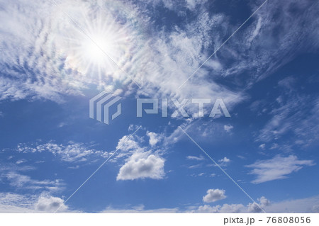 いわし雲と綿雲の空 76808056