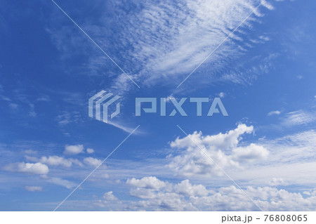 いわし雲と綿雲の空 いわし雲と綿雲の空 76808065