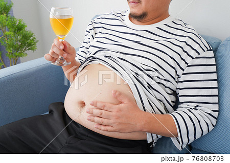 お酒の飲み過ぎで肥満の男性 お酒の飲み過ぎで肥満の男性 76808703
