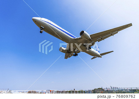 空港の風景　着陸中の飛行機　大阪府豊中市 76809762