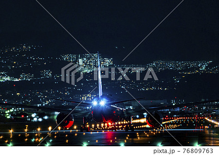 伊丹空港の夜景 離陸直前の飛行機 大阪府豊中市の写真素材