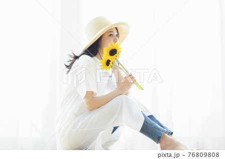 ひまわりを持った女性のポートレート　 76809808