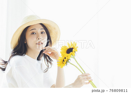 ひまわりを持った女性のポートレート　 76809811