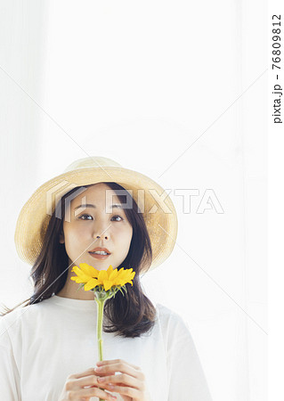 ひまわりを持った女性のポートレート　 76809812