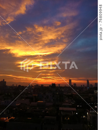 都市を染める幽玄な夕焼け 都市を染める幽玄な夕焼け 76809948