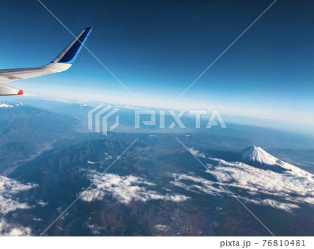 飛行機から見る快晴の日の積雪の富士山 飛行機から見る快晴の日の積雪の富士山 76810481
