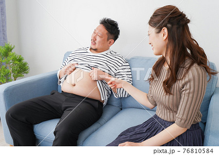 夫の体型を指摘する妻 夫の体型を指摘する妻 76810584