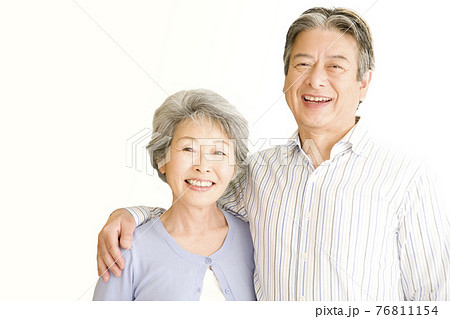仲良しのシニア夫婦 76811154